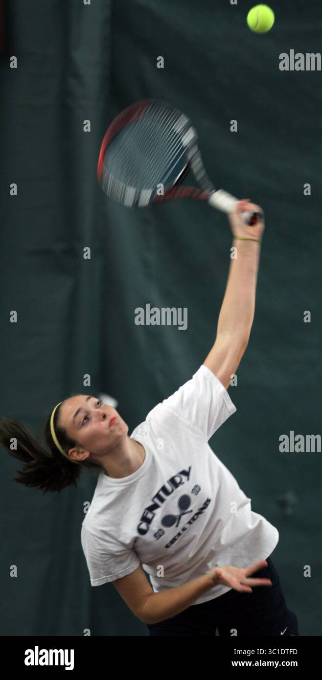 29 ottobre 2010 - Minneapolis, Minnesota - Minnesota, Stati Uniti - Minneapolis, Minnesota, Minnesota, venerdì, 10/29/10 Torneo di tennis femminile di classe 2A. Kelsey Frechette di Rochester Century è servita a Jessica Aney, anch'essa di Rochester Century nel campionato femminile di singolare. (Immagine di credito: Bruce Bisping/Minneapolis Star Tribune/TNS via cavo ZUMA) Foto Stock