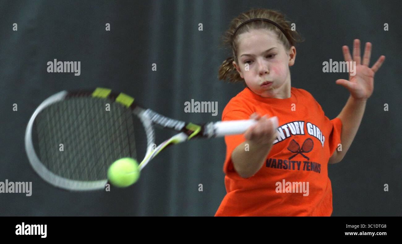 29 ottobre 2010 - Minneapolis, Minnesota - Minnesota, Stati Uniti - Minneapolis, Minnesota, Minnesota, venerdì, 10/29/10 Torneo di tennis femminile di classe 2A. Jessica Aney della Rochester Century ritornò un volley contro Kelsey Frechette, anch'essa della Rochester Century nel campionato femminile di singolare. (Immagine di credito: Bruce Bisping/Minneapolis Star Tribune/TNS via cavo ZUMA) Foto Stock
