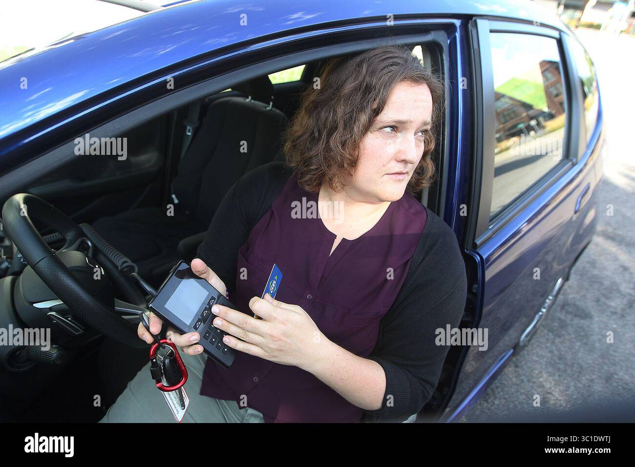 4 settembre 2015 - St. Paul, Minnesota, Stati Uniti - Megan Hansen Hourcar ha dimostrato come il nuovo sistema che consente ai titolari di carta di recarsi al check-out dei veicoli che saranno disponibili più tardi oggi, venerdì 4 settembre 2015 a St. Paul, Minnesota. Metro Transit sta facendo un accordo con HourCar per consentire ai pendolari di utilizzare le loro carte di accesso sia per il transito che per il car sharing. (/STAR TRIBUNE) (immagine di credito: Elizabeth Flores/Minneapolis Star Tribune/TNS via cavo ZUMA) Foto Stock