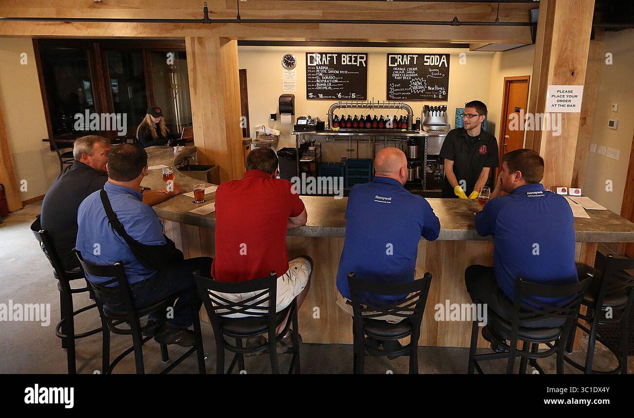 17 settembre 2015 - Rochester, Minnesota, Stati Uniti - l'assistente della sala Tap Ted Jedlicki ha visitato e servito i clienti presso la sala LTS Brewing TAP di Rochester. / Rochester, Minnesota / 17 settembre 2015 / 15:30 INFORMAZIONI GENERALI: Il numero crescente di taprooms di Rochester ha ottenuto una vittoria quando il Consiglio comunale ha modificato un'ordinanza, consentendo loro di vendere coltivatori fino alle 22:00 nei giorni feriali. In precedenza, tutte le vendite di liquori e birra in città finivano alle 20, ma poi l'impiegato della città disse: "Non importa: I birrifici non possono seguire regole diverse dai negozi di liquori. Quindi ora la città sta valutando se spostare indietro il tempo per al Foto Stock