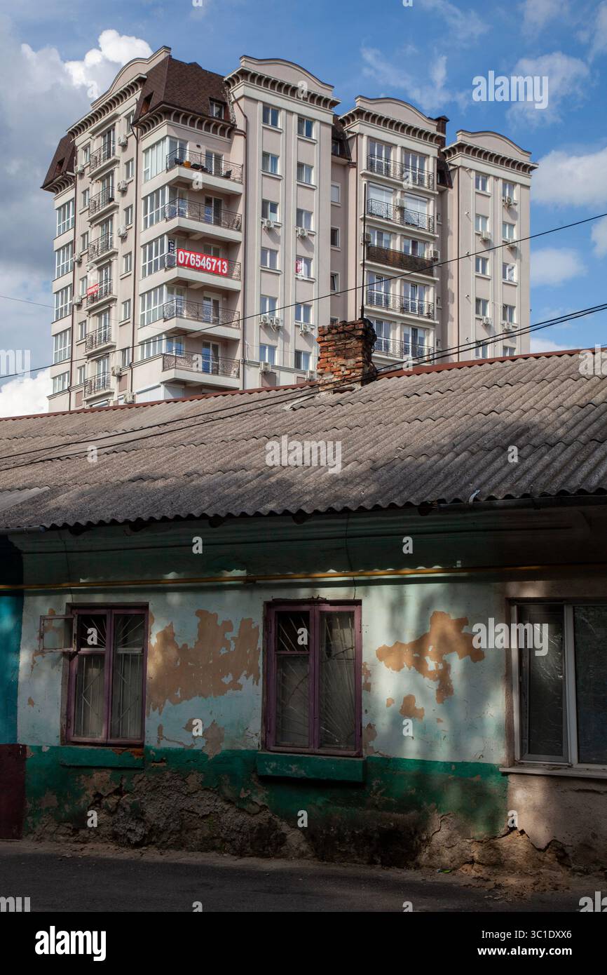Vecchio edificio e nuovi appartamenti a Chișinău Moldavia Foto Stock