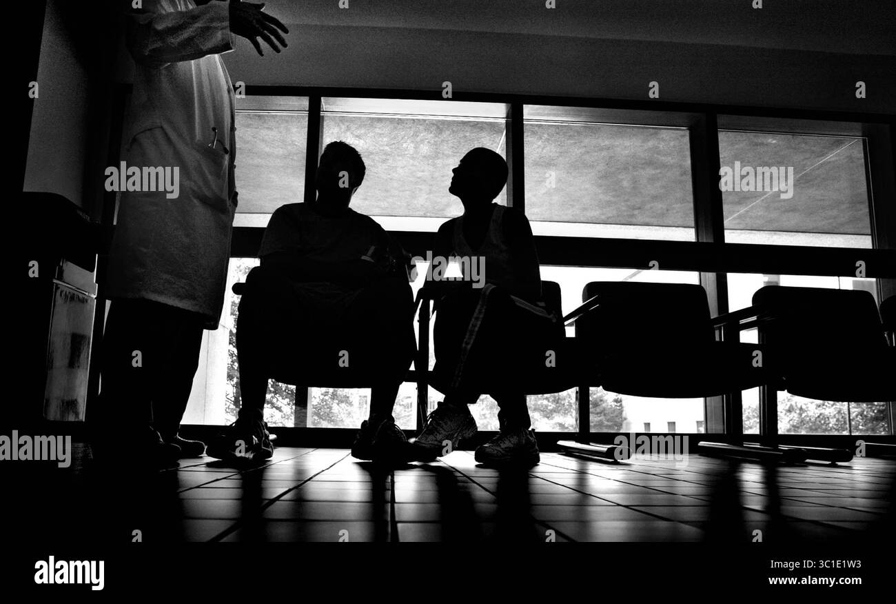 27 agosto 2004 - Bethesda, Maryland, Stati Uniti - il sergente JESSICA CLEMENTS e il suo fidanzato, GREG RAMOS, ascoltano il dottor RANDY BELL mentre spiega cosa accadrà dopo aver esaminato il sito in cui una parte del cranio di Clements è stata sostituita la scorsa settimana presso il National Naval Medical Center di Bethesda, MD. Clements rimarrà a Washington D.C. per altre due settimane circa durante il suo processo di guarigione per consentire ai medici di monitorare i suoi progressi. Dr. Bell ha assistito all'intervento chirurgico eseguito la scorsa settimana.© /Minneapolis Star Tribune/zReportage.com/ZUMA) (immagine di credito: Jim Gehrz/Minneapolis Star Tribune/TNS vi Foto Stock