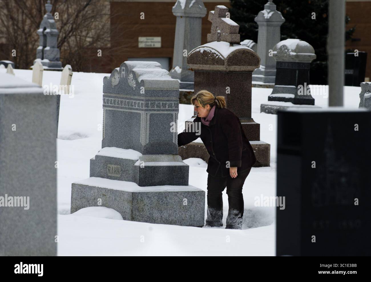 5 gennaio 2011 - Eagan, Minnesota, Stati Uniti - SARA YAEGER dà un'occhiata al Trinity Lone Oak Lutheran Church Cemetery. Yaeger aiuta la Lone Oak Church a registrare i suoi registri di morte e sepoltura come parte di un progetto generale per aiutare la Dakota County Historical Society. (Immagine di credito: David Brewster/Minneapolis Star Tribune/TNS via cavo ZUMA) Foto Stock