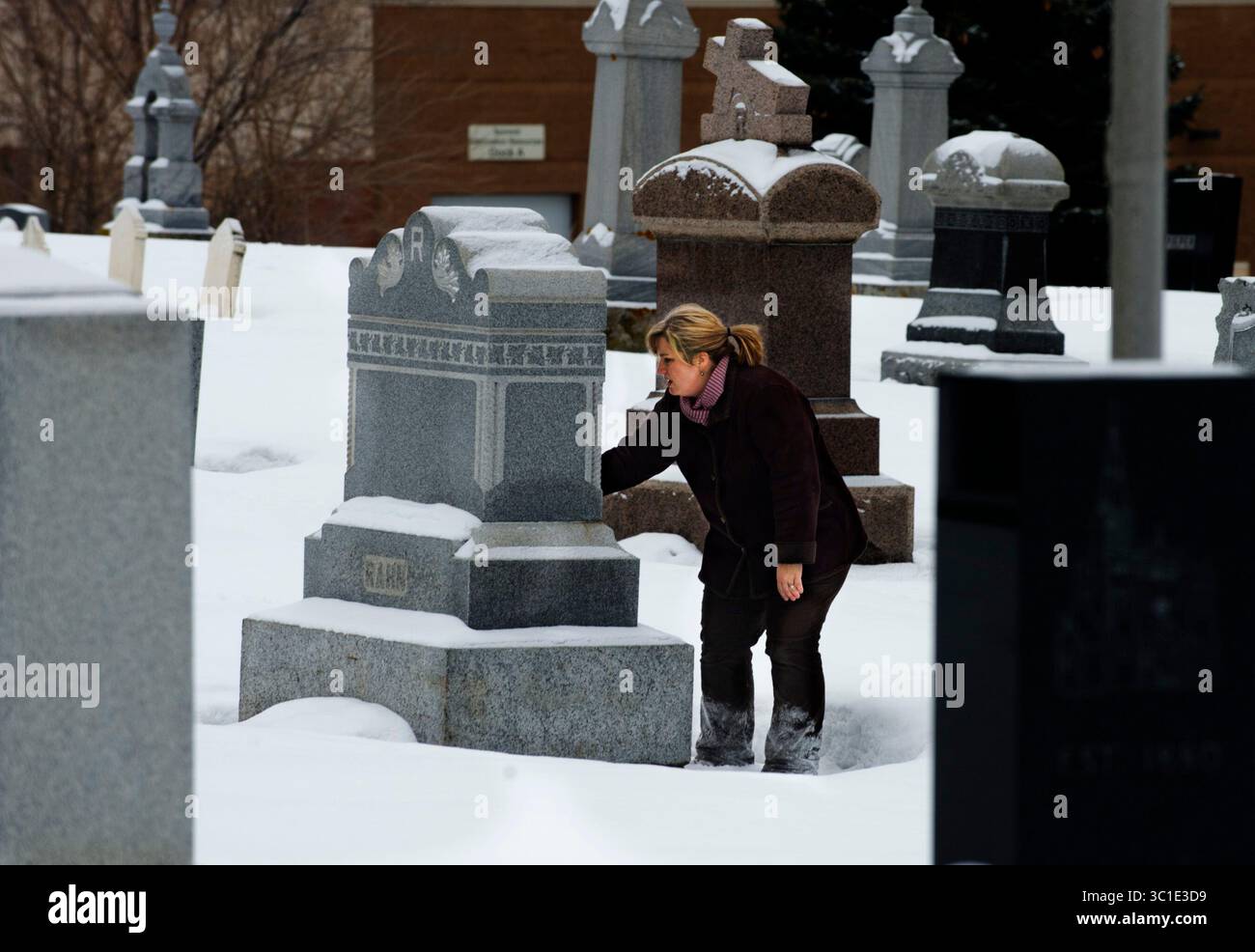 5 gennaio 2011 - Eagan, Minnesota, USA - Stati Uniti - ´ martedì 01/05/11 Eagan Sara Yaeger sta aiutando la Lone Oak Church a registrare i suoi registri di morte e sepoltura come parte di un progetto generale per aiutare la Dakota County Historical Society. Sara Yaeger ha dato un'occhiata al Trinity Lone Oak Luteran Church Cemetery. Yaeger aiuterà la chiesa di quercia solitaria a registrare i suoi registri di morte e sepoltura come parte di un progetto generale per aiutare la Dakota County Historical Society. (Immagine di credito: David Brewster/Minneapolis Star Tribune/TNS via cavo ZUMA) Foto Stock