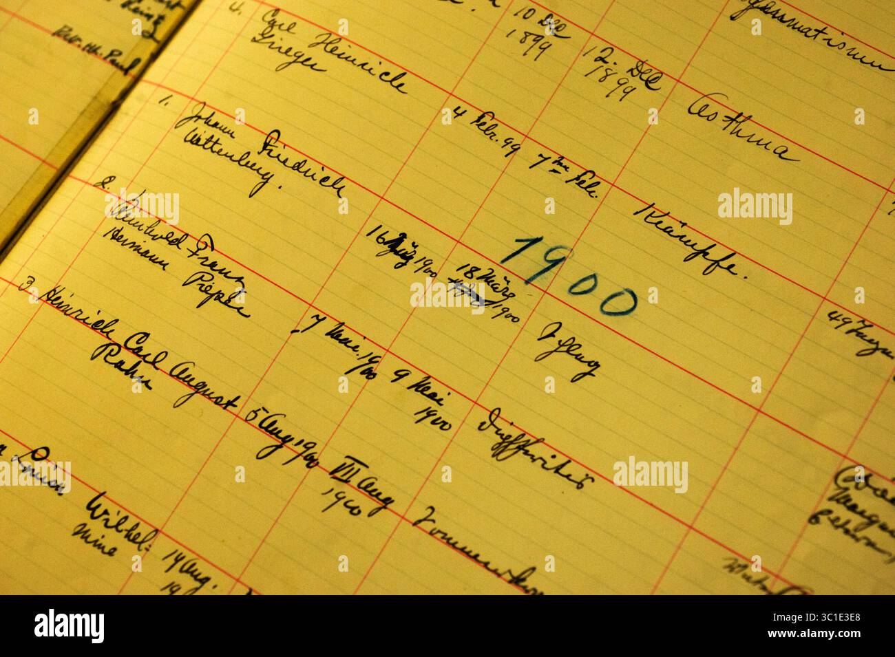 5 gennaio 2011 - Eagan, Minnesota, USA - Stati Uniti - ´ martedì 01/05/11 Eagan Sara Yaeger sta aiutando la Lone Oak Church a registrare i suoi registri di morte e sepoltura come parte di un progetto generale per aiutare la Dakota County Historical Society. : Una pagina nel Trinity Lone Oak Lutheran Church Death Register per l'anno 1900. (Immagine di credito: David Brewster/Minneapolis Star Tribune/TNS via cavo ZUMA) Foto Stock