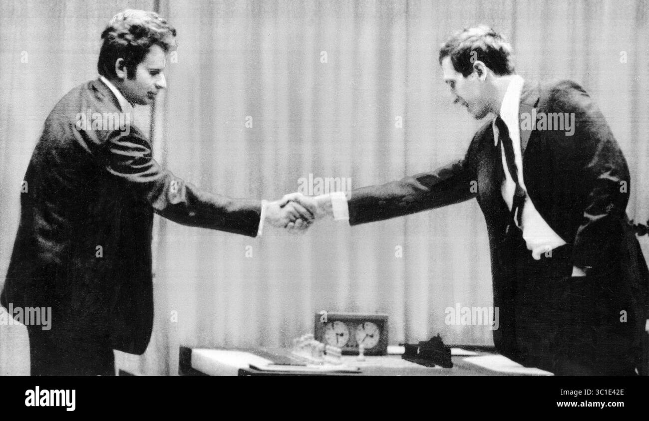 10 febbraio 2011 - il maestro di scacchi russo Boris Spassky, a sinistra, stringe la mano a Bobby Fischer alla Laugardalsholl Hall di Reykjavik, Islanda, 11 luglio 1972. Spassky ha fatto la prima mossa prima dell'arrivo di Fischer. (Immagine di credito: Minneapolis Star Tribune/TNS via cavo ZUMA) Foto Stock