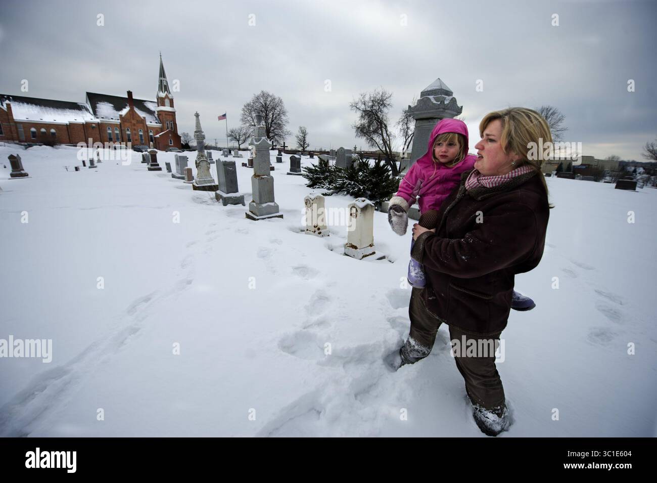 5 gennaio 2011 - Eagan, Minnesota, Stati Uniti - SARA YAEGER dà un'occhiata al Trinity Lone Oak Lutheran Church Cemetery con sua figlia di 3 anni HANNAH YAEGER. Yaeger aiuta la Lone Oak Church a registrare i suoi registri di morte e sepoltura come parte di un progetto generale per aiutare la Dakota County Historical Society. (Immagine di credito: David Brewster/Minneapolis Star Tribune/TNS via cavo ZUMA) Foto Stock