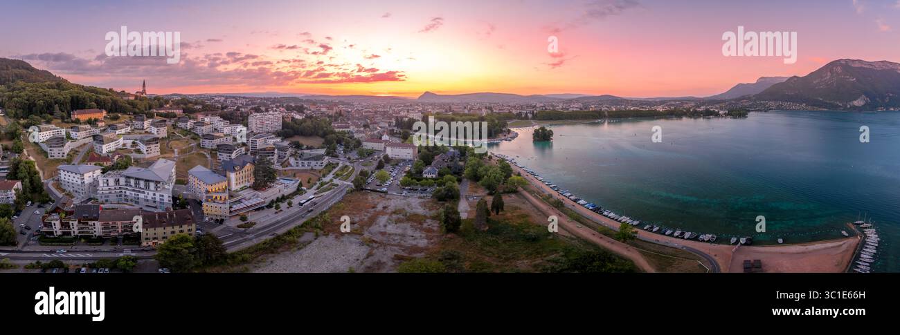 Vista aerea dello sviluppo immobiliare francese, appartamenti multiunità ad Annecy, vicino al lago e al cielo del tramonto Foto Stock