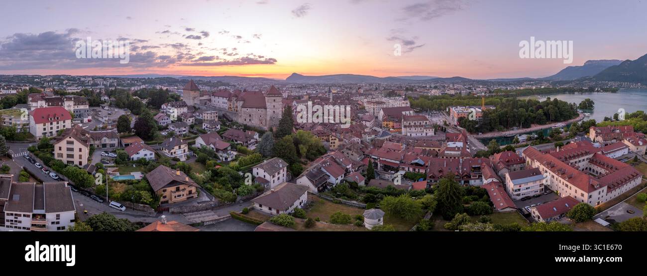 Vista panoramica aerea del famoso luogo di vacanza francese Annecy con castello medievale e porto sul lago Foto Stock