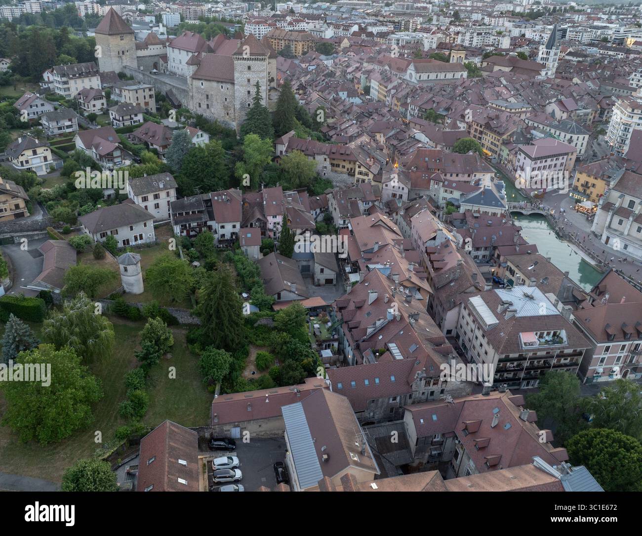 La città medievale di Annecy, spesso soprannominata affettuosamente la Venezia delle Alpi, è una destinazione davvero incantevole situata sulla punta settentrionale del lago di Annecy Foto Stock