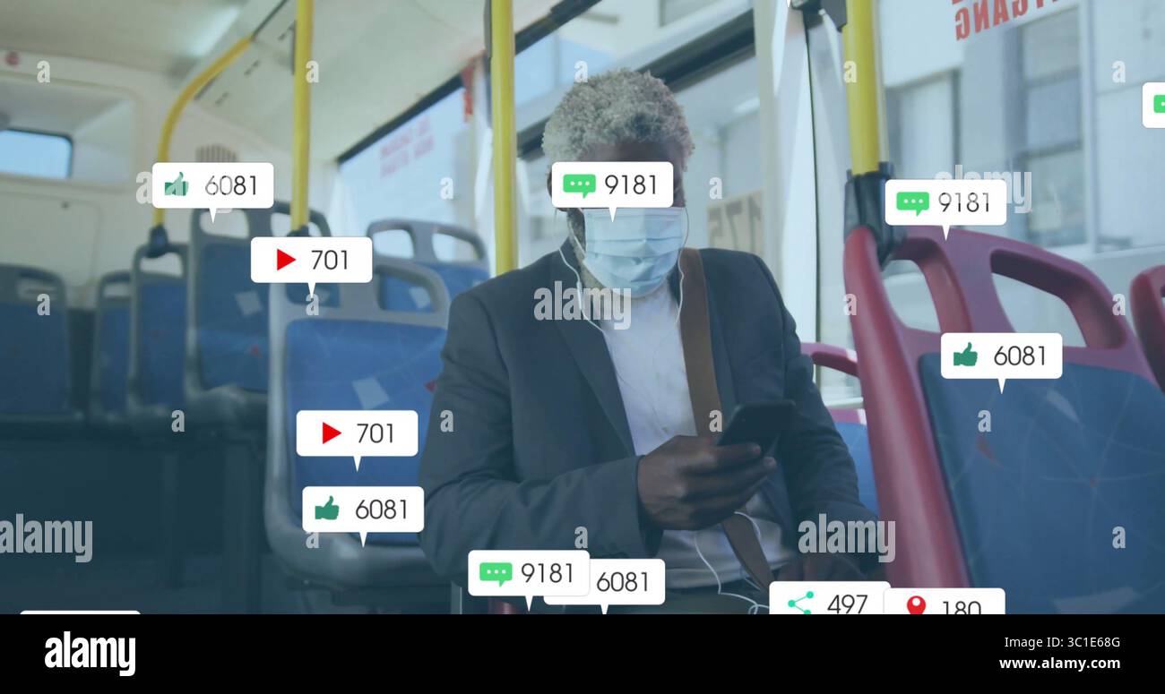 Con smartphone, pendolari che indossano tuta e maschera sull'autobus di transito, con notifiche fluttuanti Foto Stock