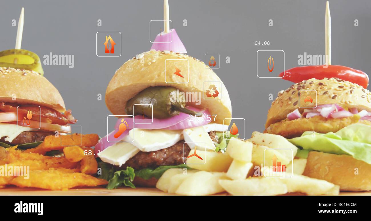 Mostra tre mini hamburger su tavola di legno con patatine dolci in studio, con icone dei dati Foto Stock