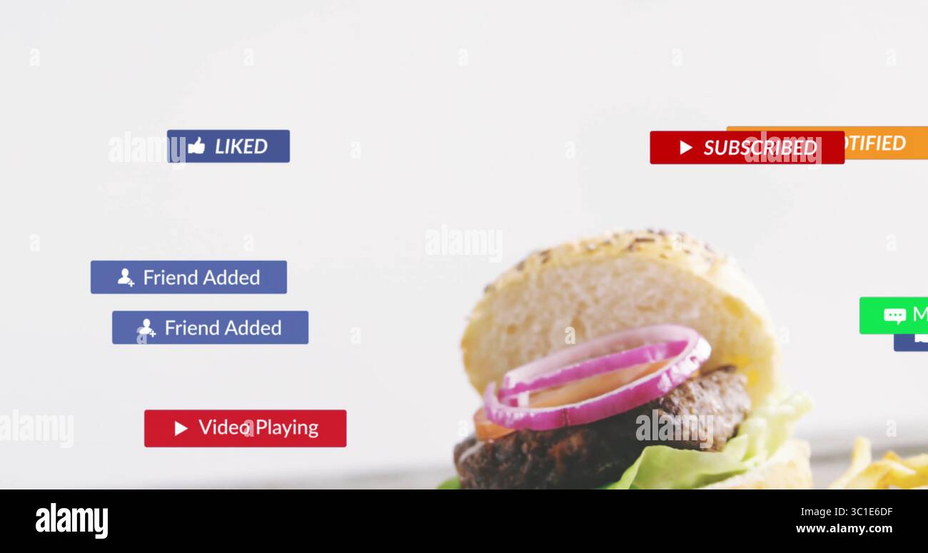 Panino di sesamo a strati, anelli di cipolla, polpette di manzo, lattuga sul tavolo con spazio di copia digitale sovrapposto Foto Stock