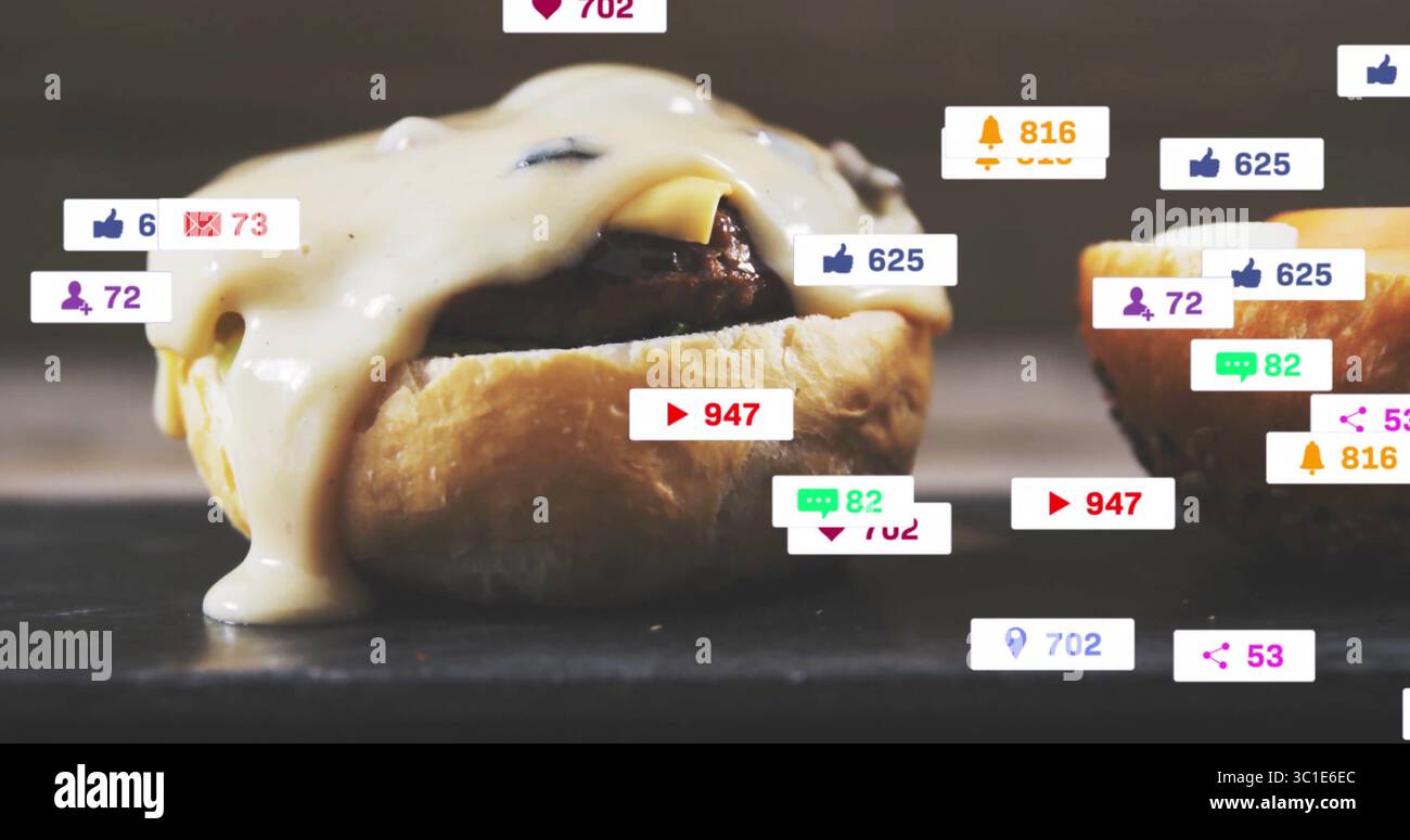 Gocciolando salsa di formaggio fuso ricoprendo il panino di hamburger sull'ardesia, con icone dei social media, spazio copia Foto Stock