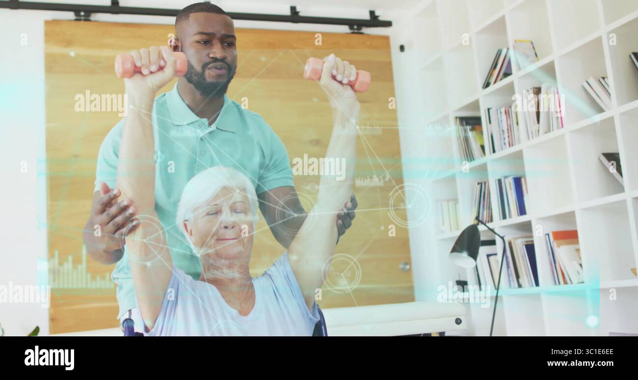 Infermiere che guida una donna anziana in sedia a rotelle che solleva manubri rosa in terapia, sovrapposizione dati Foto Stock