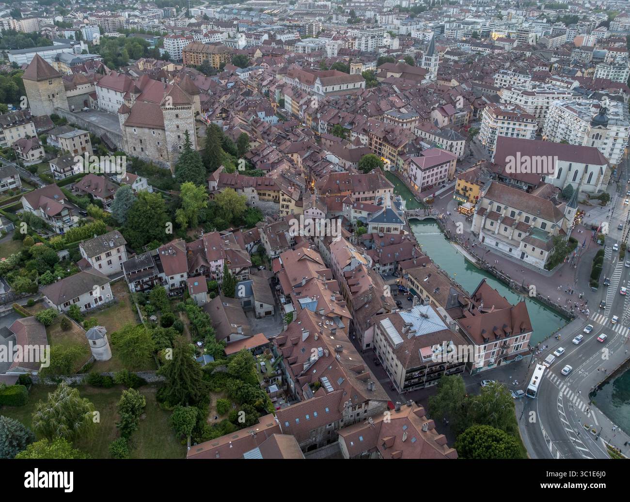 La città medievale di Annecy, spesso soprannominata affettuosamente la Venezia delle Alpi, è una destinazione davvero incantevole situata sulla punta settentrionale del lago di Annecy Foto Stock