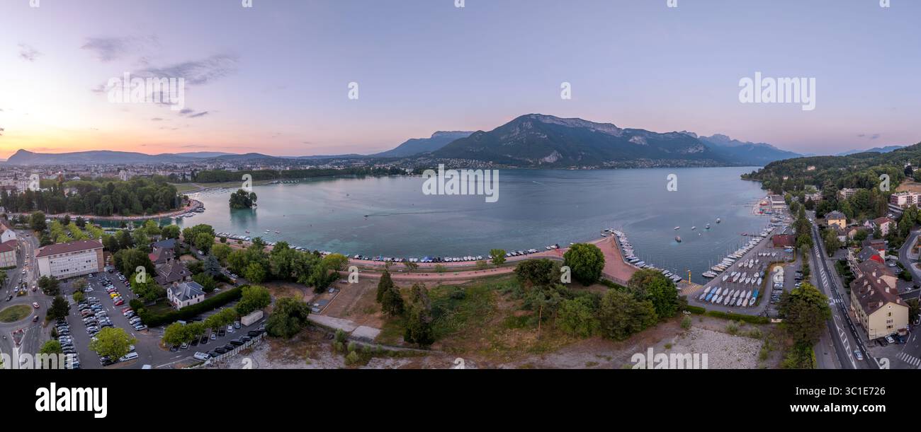 Vista aerea del tramonto sul lago di Annecy in Francia famosa meta turistica estiva Foto Stock
