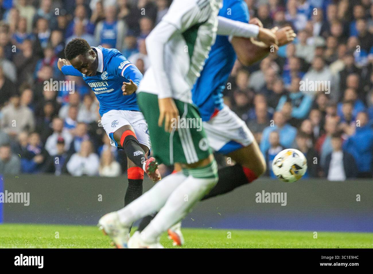 22 luglio 2025, Glasgow, Scozia. I Rangers FC hanno giocato il Panathinaikos FC all'Ibrox Stadium di Glasgow, in Scozia, la casa dei Rangers FC, nel secondo turno di qualificazione della UEFA Champions League 2025/2026. Il punteggio finale è stato Rangers 2-0 Panathinaikos. Immagine di Djeidi Gassama (R23) che calcia la palla e segna il secondo gol dei Rangers in 78 minuti. Crediti: Findlay / Alamy Live News Foto Stock