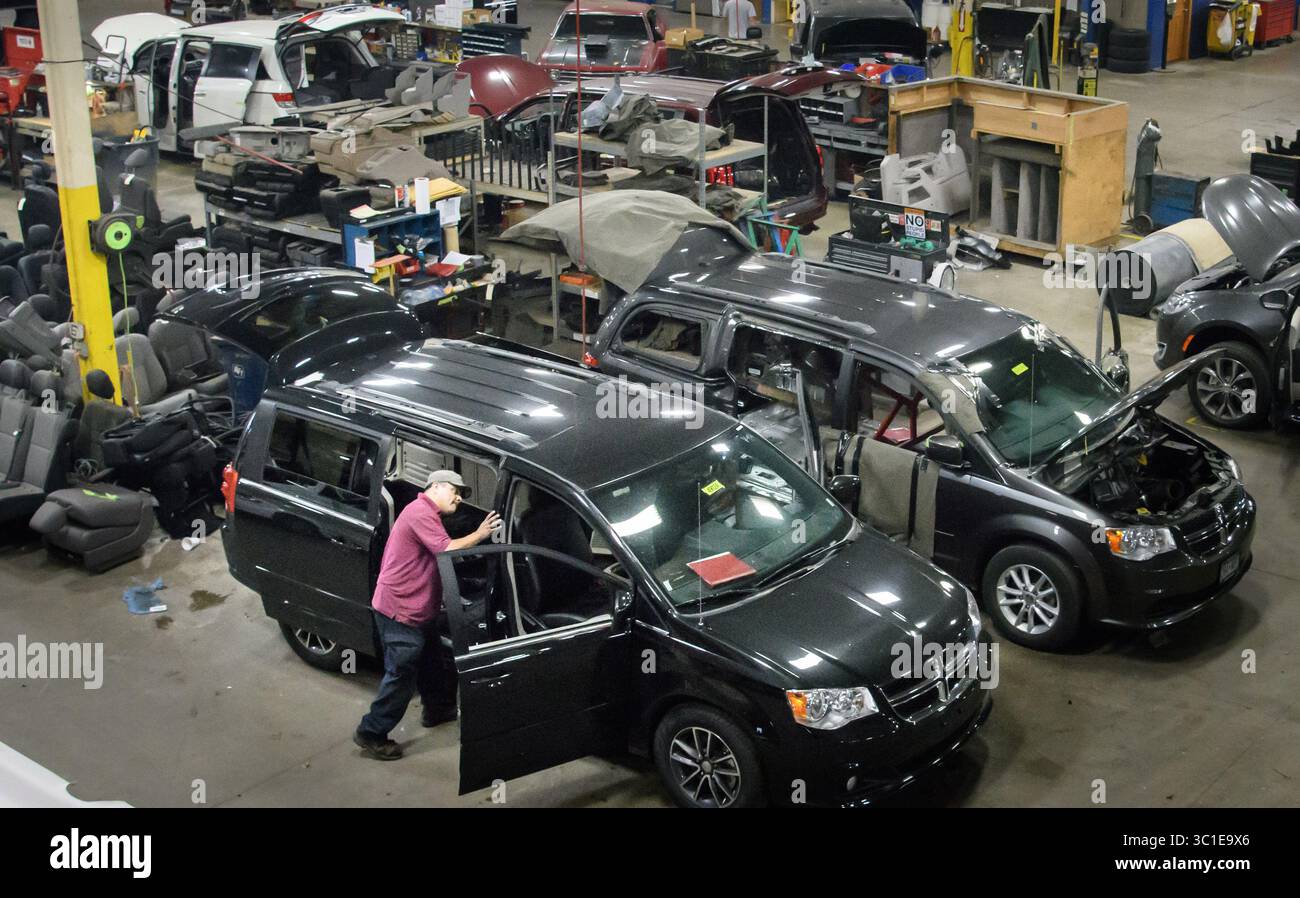 2 ottobre 2017 - Savage, Minnesota, Stati Uniti - Rollx Vans in Savage veste furgoni con attrezzature per persone con disabilità fisiche. MNLARS non è ancora in grado di trasferire le targhe di invalidità ai nuovi veicoli del cliente, lasciando i clienti disabili in una posizione difficile. Lunedì 2 ottobre 2017 11 settimane dall'implementazione di un aggiornamento di sistema per il sistema di licenze dei veicoli del Minnesota, negli uffici di tutto lo stato persistono problemi importanti. Le concessionarie di veicoli non possono procurarsi i documenti giusti per far uscire le auto dal parcheggio, le persone con disabilità non possono ottenere le loro targhe e le specializzate Foto Stock