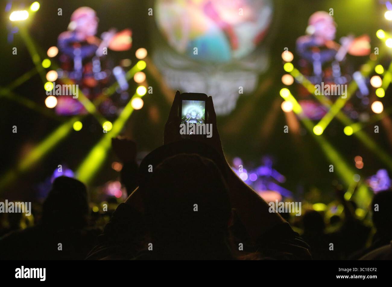 21 novembre 2015 - Minneapolis, Minnesota, Stati Uniti - Dead & Company, nuova band con 3 membri dei Grateful Dead tra cui Bob Weir e la rock star John Mayer, in concerto al Target Center sabato 21 novembre 2015, a Minneapolis, Minnesota. Qui, un fan scatta una foto del cellulare della band che si esibisce. Dead & Company, nuova band con 3 membri dei Grateful Dead e della rock star John Mayer, in concerto al Target Center sabato 21 novembre 2015 a Minneapolis, Minnesota. (Immagine di credito: David Joles/Minneapolis Star Tribune/TNS via cavo ZUMA) Foto Stock