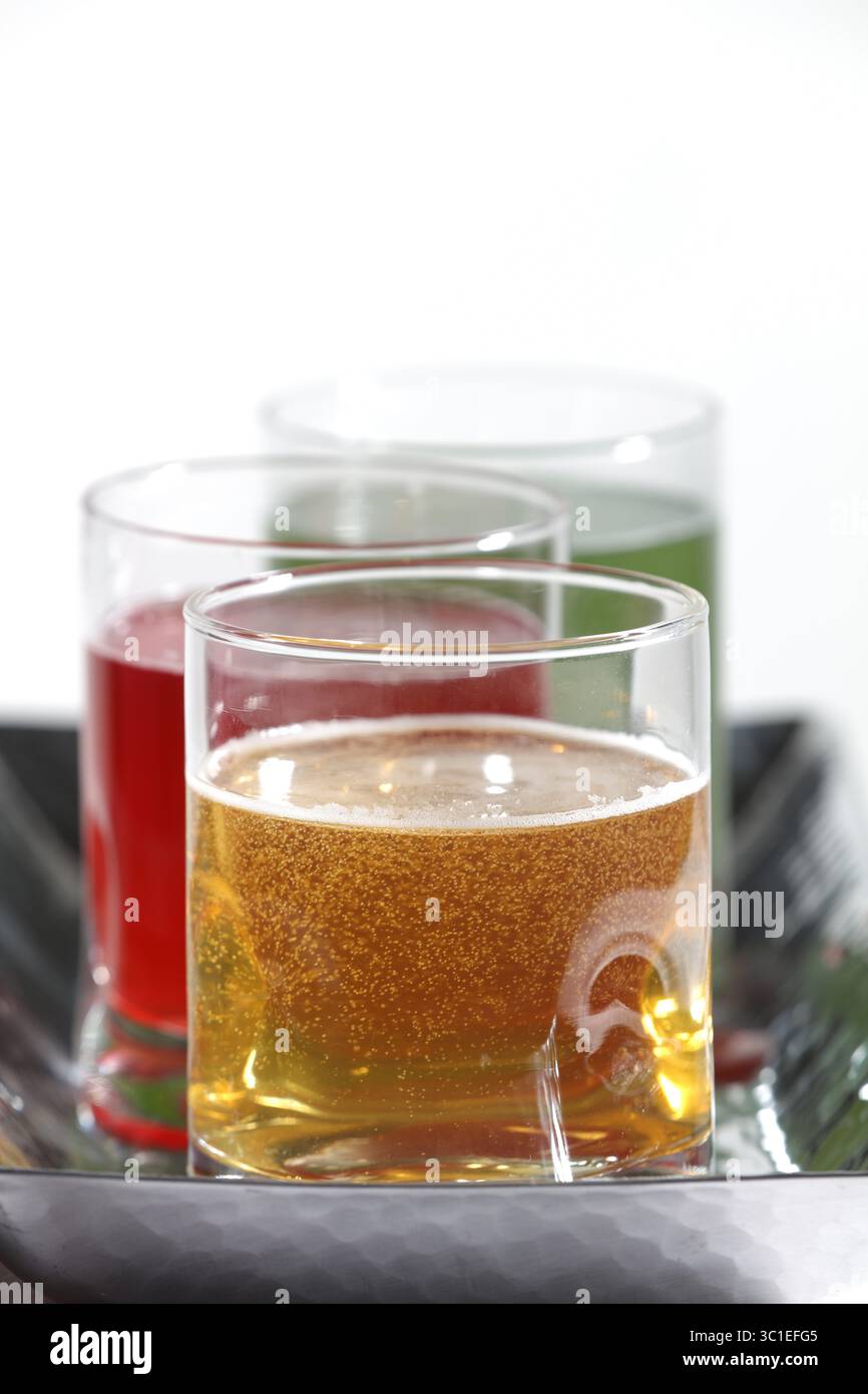 21 febbraio 2016 - Minneapolis, Minnesota, Stati Uniti - Kombucha viene prodotta combinando acqua con tè, zucchero e una cultura simbiotica di batteri e lieviti. Mentre fermenta per circa una settimana, i microrganismi formano una struttura gelatinosa galleggiante nota come SCOBY (per la colonia simbiotica di batteri e lieviti). [ STAR TRIBUNE PHOTOS BY (immagine di credito: Tom Wallace/Minneapolis Star Tribune/TNS via ZUMA Wire) Foto Stock