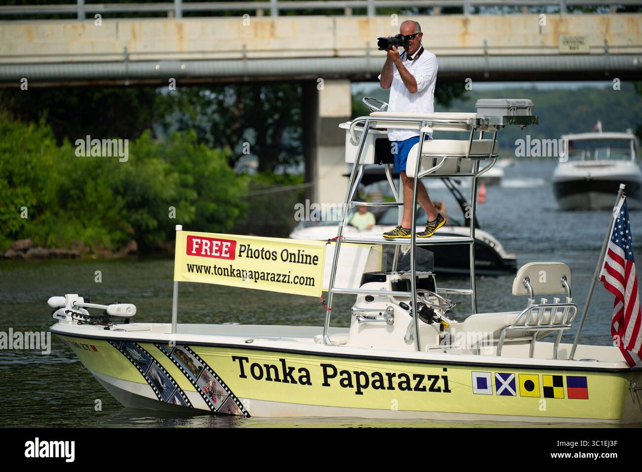 3 agosto 2018 - Spring Park, Minnesota, Stati Uniti - Tom Palm, noto anche come Tonka Paparazza, trascorre ore sul lago Minnetonka, teleobiettivo in mano, fotografando gente sui loro pontoni, motoscafi e moto d'acqua, quindi pubblica il PIX sul suo sito web per il download gratuito. E' tutto pagato dai suoi sponsor. Qui ha lavorato vicino a Lord Fletcher a Spring Park. Venerdì 3 agosto 2018 (immagine di credito: Glen Stubbe/Minneapolis Star Tribune/TNS via ZUMA Wire) Foto Stock