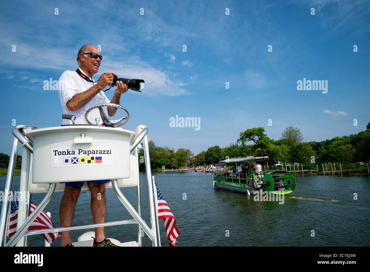 3 agosto 2018 - Spring Park, Minnesota, Stati Uniti - Tom Palm, noto anche come Tonka Paparazza, trascorre ore sul lago Minnetonka, teleobiettivo in mano, fotografando gente sui loro pontoni, motoscafi e moto d'acqua, quindi pubblica il PIX sul suo sito web per il download gratuito. E' tutto pagato dai suoi sponsor. Qui ha lavorato vicino a Lord Fletcher a Spring Park. Venerdì 3 agosto 2018 (immagine di credito: Glen Stubbe/Minneapolis Star Tribune/TNS via ZUMA Wire) Foto Stock