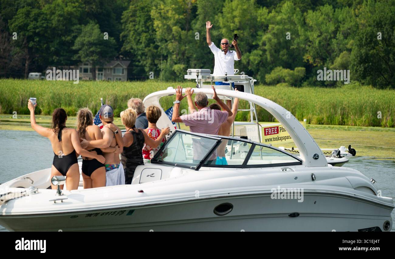 3 agosto 2018 - Spring Park, Minnesota, Stati Uniti - Tom Palm, noto anche come Tonka Paparazza, trascorre ore sul lago Minnetonka, teleobiettivo in mano, fotografando gente sui loro pontoni, motoscafi e moto d'acqua, quindi pubblica il PIX sul suo sito web per il download gratuito. E' tutto pagato dai suoi sponsor. Qui ha lavorato vicino a Lord Fletcher a Spring Park. Venerdì 3 agosto 2018 (immagine di credito: Glen Stubbe/Minneapolis Star Tribune/TNS via ZUMA Wire) Foto Stock