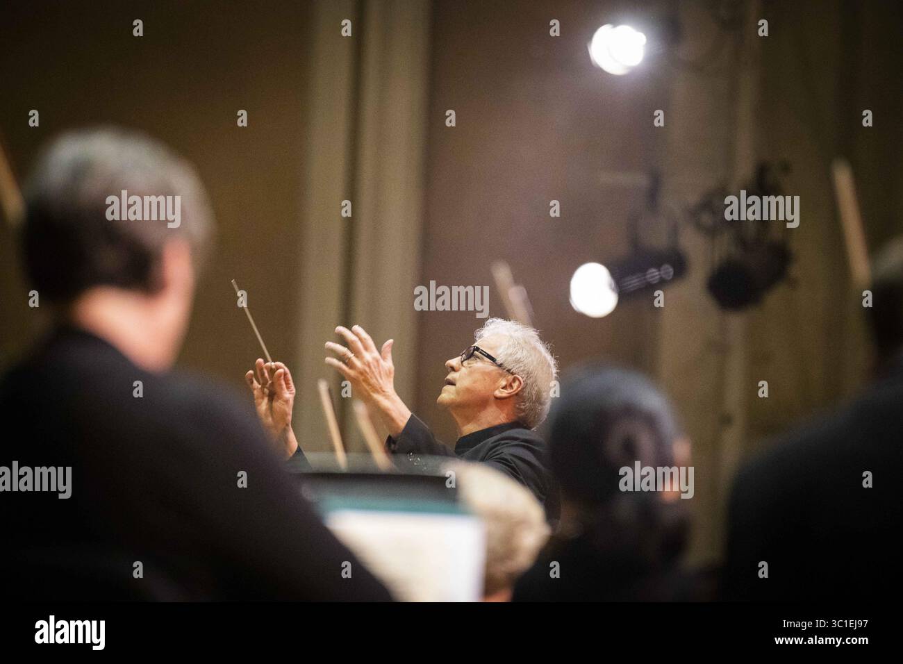 12 agosto 2018 - Durban, Minnesota, SUD AFRICA - Minnesota Orchestra, direttore musicale Osmo Vänskä dirige durante il concerto a Durban. ...INFORMAZIONI GENERALI: Concerto della Minnesota Orchestra a Durban, Sud Africa domenica 12 agosto 2018. (Immagine di credito: Leila Navidi/Minneapolis Star Tribune/TNS via cavo ZUMA) Foto Stock