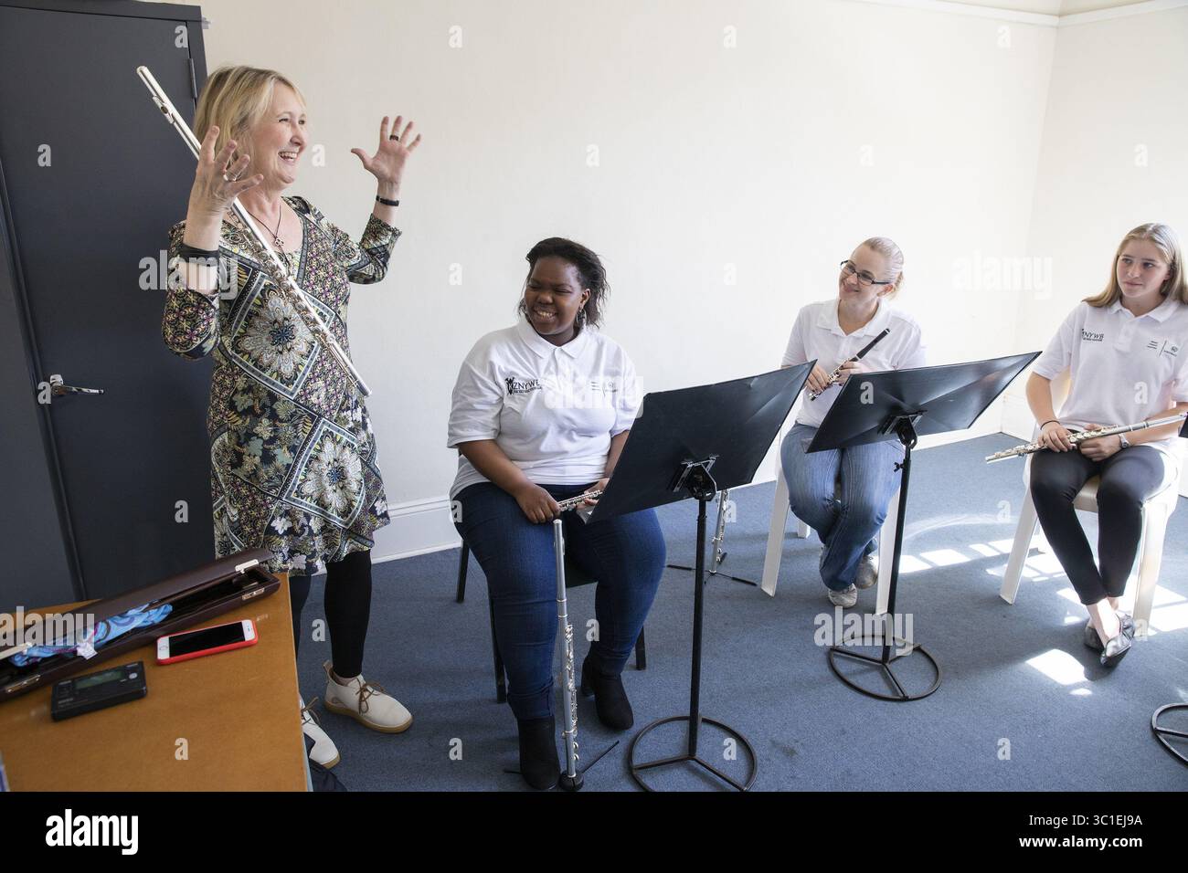 12 agosto 2018 - Durban, Minnesota, SUD AFRICA - Minnesota Orchestra, la flauto Wendy Williams lavora con flauto e piccoli della KwaZulu Natal Youth Wind Band durante una sessione di breakout. ...INFORMAZIONI DI BASE: Un gruppo dell'Orchestra del Minnesota visita la KwaZulu Natal Youth Wind Band per un'attività di fidanzamento alla Durban Music School di Durban, in Sudafrica, domenica 12 agosto 2018. (Immagine di credito: Leila Navidi/Minneapolis Star Tribune/TNS via cavo ZUMA) Foto Stock