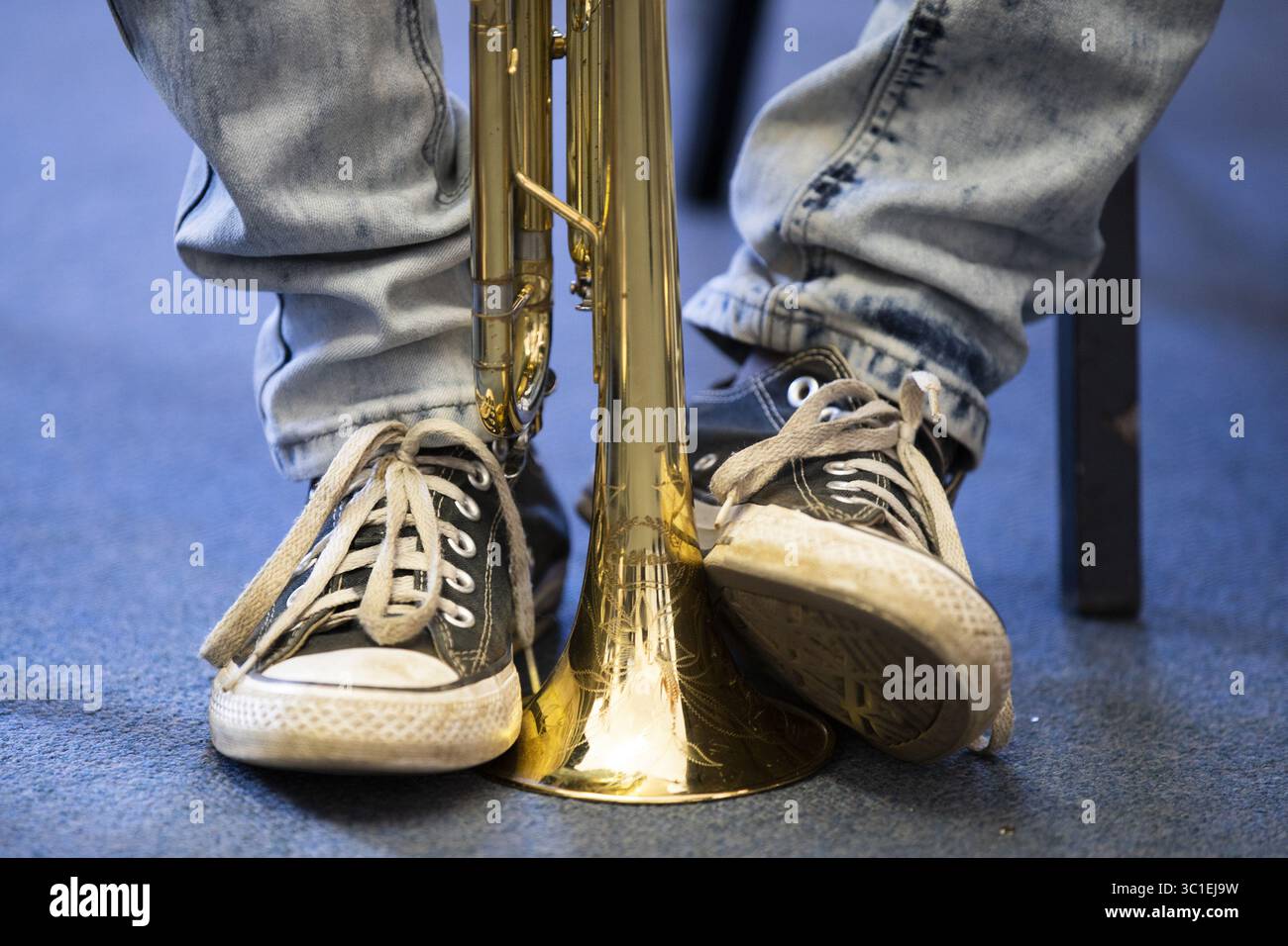 12 agosto 2018 - Durban, Minnesota, SUD AFRICA - Un trombettista della KwaZulu Natal Youth Wind Band ascolta durante una sessione di gruppo con i suonatori di tromba della Minnesota Orchestra. ...INFORMAZIONI DI BASE: Un gruppo dell'Orchestra del Minnesota visita la KwaZulu Natal Youth Wind Band per un'attività di fidanzamento alla Durban Music School di Durban, in Sudafrica, domenica 12 agosto 2018. (Immagine di credito: Leila Navidi/Minneapolis Star Tribune/TNS via cavo ZUMA) Foto Stock