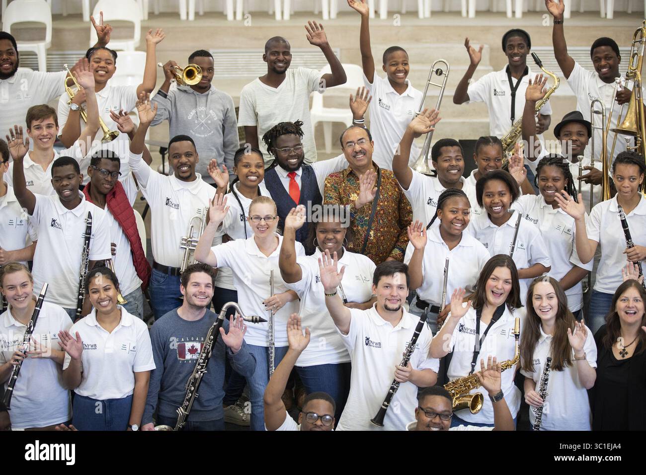 12 agosto 2018 - Durban, Minnesota, SUD AFRICA - Minnesota Orchestra i membri della Minnesota Orchestra posano per una foto di gruppo con la KwaZulu Natal Youth Wind Band. ...INFORMAZIONI DI BASE: Un gruppo dell'Orchestra del Minnesota visita la KwaZulu Natal Youth Wind Band per un'attività di fidanzamento alla Durban Music School di Durban, in Sudafrica, domenica 12 agosto 2018. (Immagine di credito: Leila Navidi/Minneapolis Star Tribune/TNS via cavo ZUMA) Foto Stock