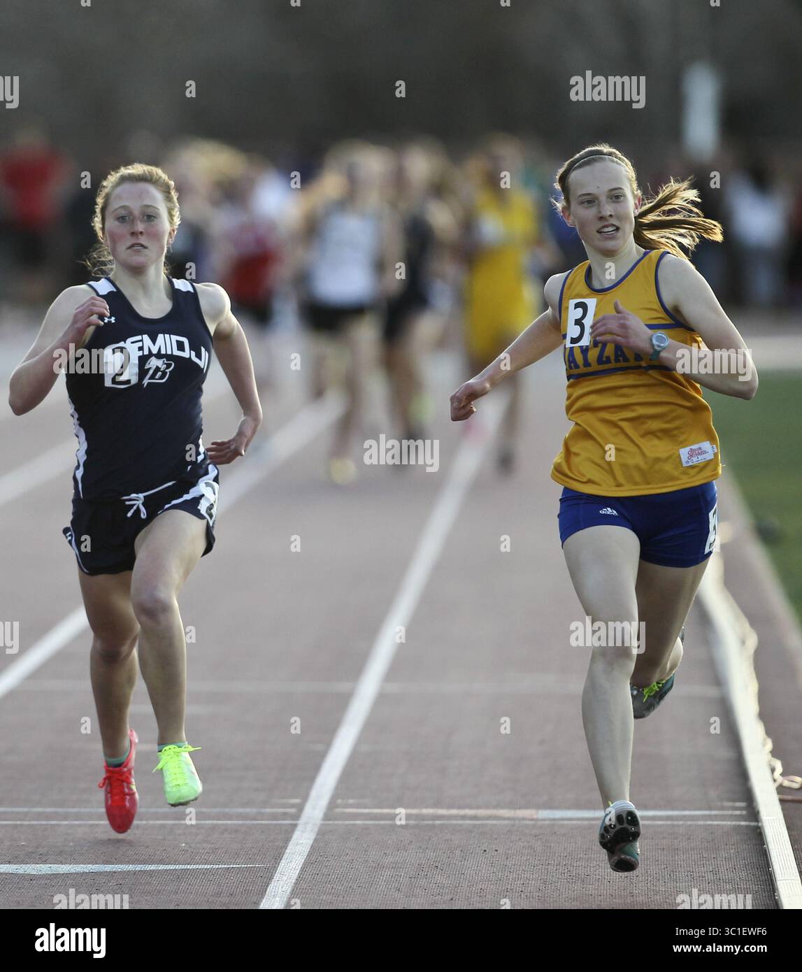 25 aprile 2014 - St. Paul, MN, Stati Uniti - Anna French di Wayzata High batte Jenna Truedson di Bemidji nei 1600 metri di corsa delle ragazze sulla pista Hamline Elite incontro venerdì 25 aprile 2014, presso l'Università Hamline di St. Paul, MN Hamline Elite track meetAnna French, Jenna Truedson, cq (immagine di credito: David Joles/Minneapolis Star Tribune/TNS via ZUMA Wire) Foto Stock