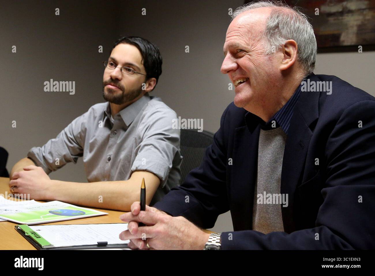 5 gennaio 2017 - Minneapolis, Minnesota, USA - Stati Uniti - TerraCOH è un'azienda in rapida espansione con legami con la U of M, l'Ohio State e i Laurence Livermore Labs in California. Sta sviluppando un processo in grado di immagazzinare le emissioni di anidride carbonica nel sottosuolo in modo da produrre energia geotermica e cercare di raccogliere capitali. Ecco, John Griffin, CEO di TerraCOH, giusto, e Jimmy Randolph, TerraCOH Chief Technology Officer, lasciato, si sedette per un'intervista giovedì 5 gennaio 2017 a Minneapolis, Minnesota. ( STARTRIBUNE) la missione di TerraCOH è quella di produrre energia elettrica a zero emissioni di carbonio e a basso costo utilizzando la nostra auto proprietaria Foto Stock