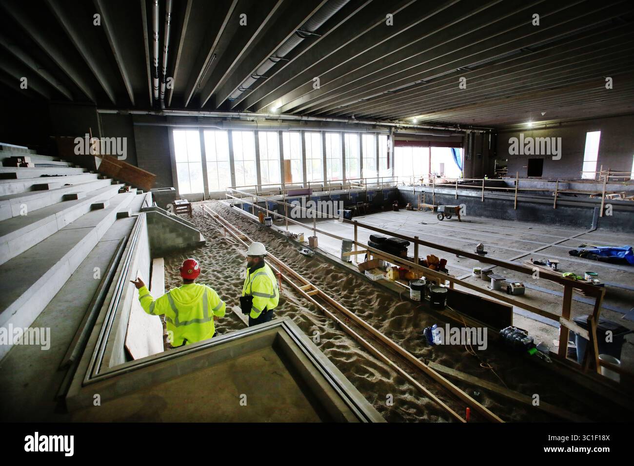 21 aprile 2015 - Eden Prairie, Minnesota, Stati Uniti - i lavori per la prima fase di una revisione da 20 milioni di dollari del suo centro acquatico sono trascorsi circa due mesi dal completamento e la visita martedì 21 aprile 2015 presso l'Eden Prairie Community Center di Eden Prairie, Minnesota. L'aggiunta dispone di due piscine a otto corsie e di 300 posti a sedere. Da Waconia a Woodbury, le comunità stanno costruendo e migliorando strutture sportive e ricreative e talvolta finanziariamente sostengono coloro che stanno perdendo denaro. La Apple Valley offre la possibilità di aggiungere una nuova cupola sportiva come quella di W Foto Stock