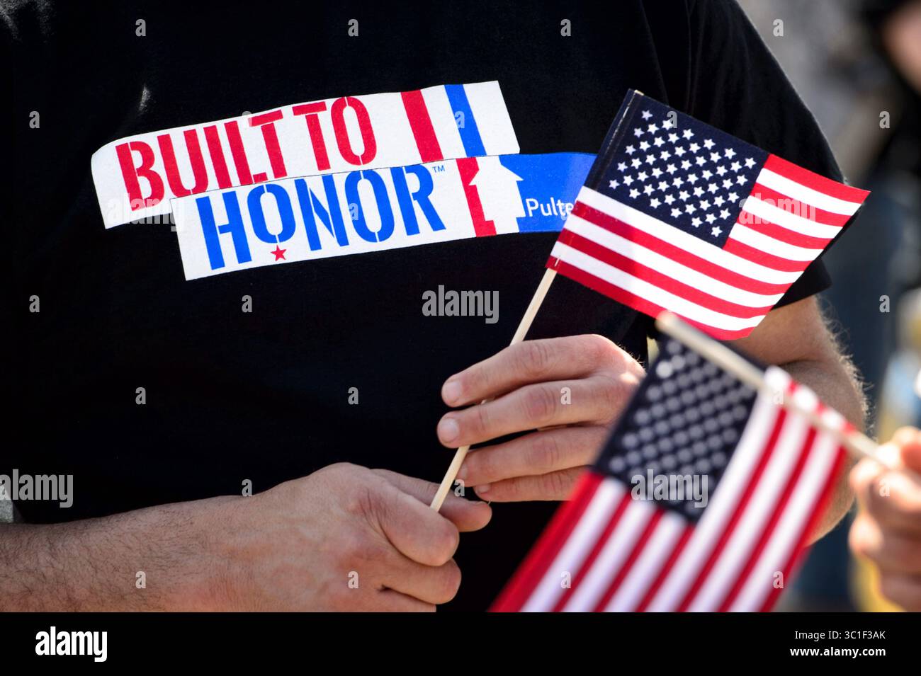 15 aprile 2015 - Maple Grove, Minnesota, Stati Uniti - centinaia di lavoratori e appaltatori Pulte erano a disposizione per dare il benvenuto ai Walkers. Mercoledì 15 aprile 2015 PulteGroup ha sorpreso un veterano della Minnesota Air National Guard Andrew Walker e sua moglie Megan con la notizia che riceveranno una nuova casa senza ipoteche Maple Grove come parte del programma PulteGroupÕs Built to Honor, che dona case senza ipoteche ai veterani feriti e alle loro famiglie in tutto il paese in collaborazione con Operation FINALLY HOME. Walker era un tecnico per lo smaltimento di ordigni esplosivi nella Minnesota Air National Guard (148th Foto Stock