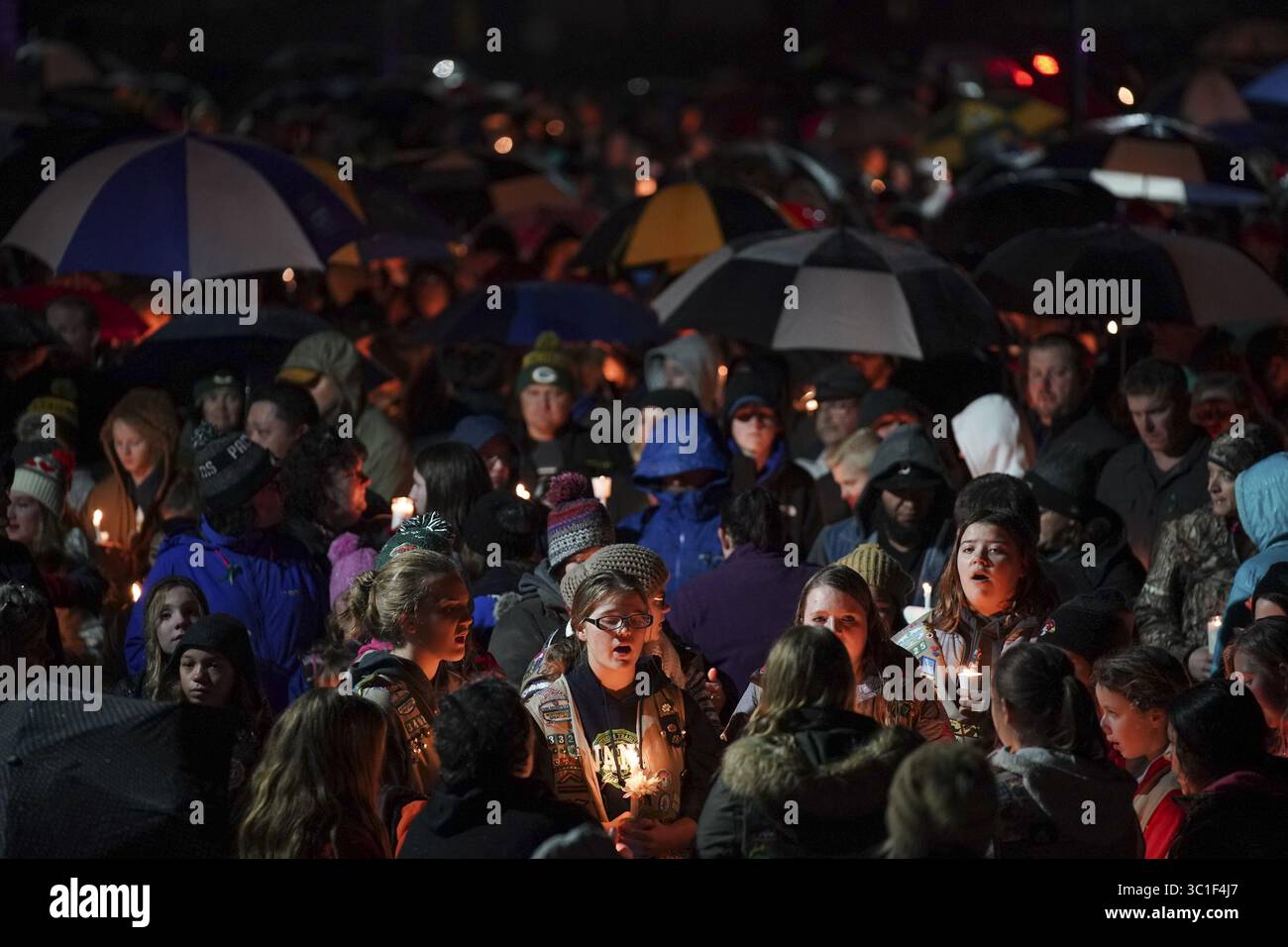 4 novembre 2018 - Chippewa Falls, WI, U.S.A. - Sherri Jasper, membro del Consiglio di amministrazione e consigliere della Robert N. Halmstad Elementary School, ha guidato il programma per la veglia a lume di candela che si è tenuta domenica sera a scuola. ...Almeno 1000 persone hanno partecipato ad una veglia a lume di candela tenutasi fuori dalla Robert N. Halmstad Elementary School a Chippewa Falls domenica sera, 4 novembre 2018. La scuola è dove tutte e tre le Girl Scout hanno colpito e ucciso da un autista il sabato mattina hanno frequentato la scuola. (Immagine di credito: Jeff Wheeler/Minneapolis Star Tribune/TNS via cavo ZUMA) Foto Stock