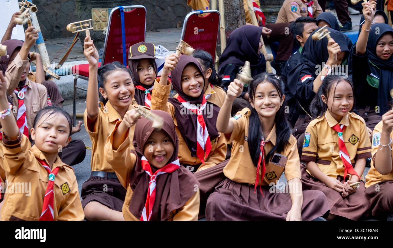 Giocare a giocattoli tradizionali (klotokan, otok-otok) in bambù. Il modo di giocare è girarlo Foto Stock