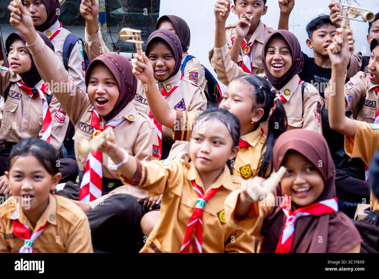 Giocare a giocattoli tradizionali (klotokan, otok-otok) in bambù. Il modo di giocare è girarlo Foto Stock