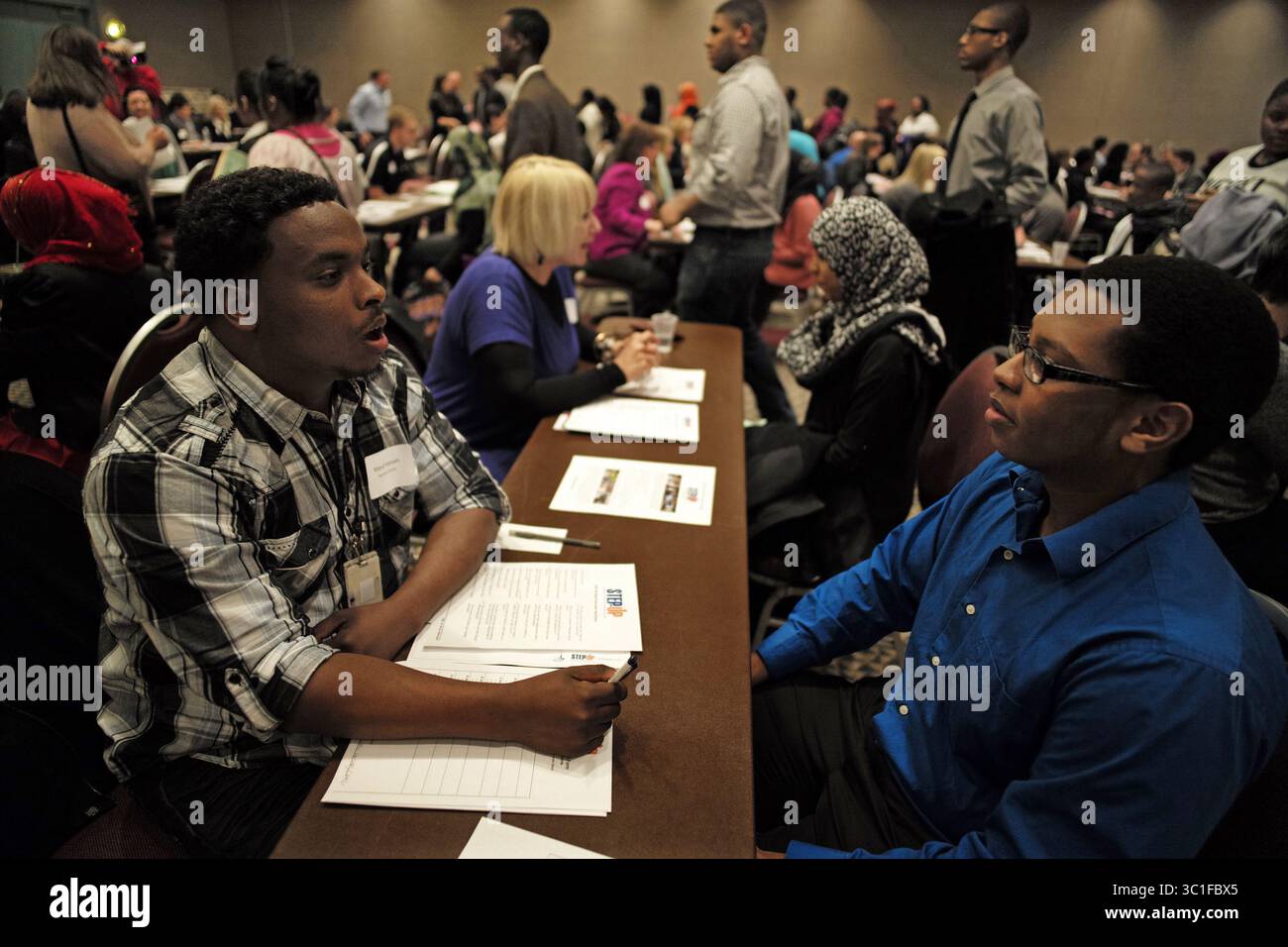 25 marzo 2014 - MPLS, Minnesota, Stati Uniti - presso il Minneapolis Convention Center dove Step Up ha tenuto interviste finte per bambini dai 14 ai 21 anni, Maruf Hassan, diplomato step-up, a sinistra, ha intervistato Hussein Mkomo, uno studente del Southwest H.S. che spera di ottenere uno stage nel settore aziendale .richard.tsong-taatarii/ (Credit Image: richard tsong-Taatarii/Minneapolis Star Tribune/Minneapolis Wire/tns) Foto Stock
