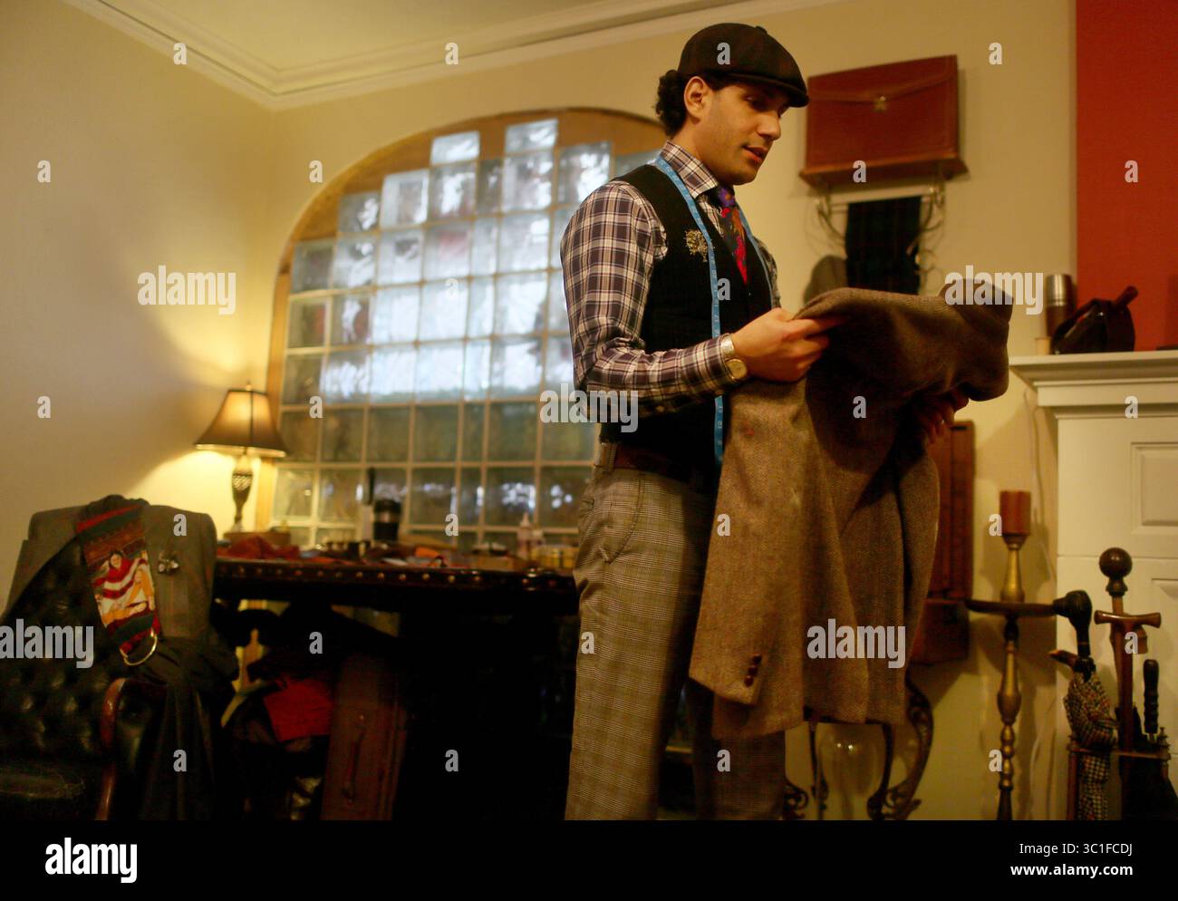 24 febbraio 2015 - Minneapolis, Minnesota, Stati Uniti - Dapper Dan-Michael Batista aggiunge patch personalizzate a un cappotto sportivo presso Hidden Habberdashery all'ultimo piano della Blaisdell Mansion martedì 24 febbraio 2015, a Minneapolis, Minnesota. Schieffer aveva recentemente bisogno di un blazer su misura con qualcosa di "extra". Voleva un belvedere traditiona, ma con un po' più di pizzico della tua corsa del blazer. Entra in Dapper Dan-Michael Batista e la sua Habberdashery nascosta all'ultimo piano della Blaisdell Mansion. La missione di Batista è semplice: Educare gli uomini sull'importanza del vestito e su come creare un Foto Stock