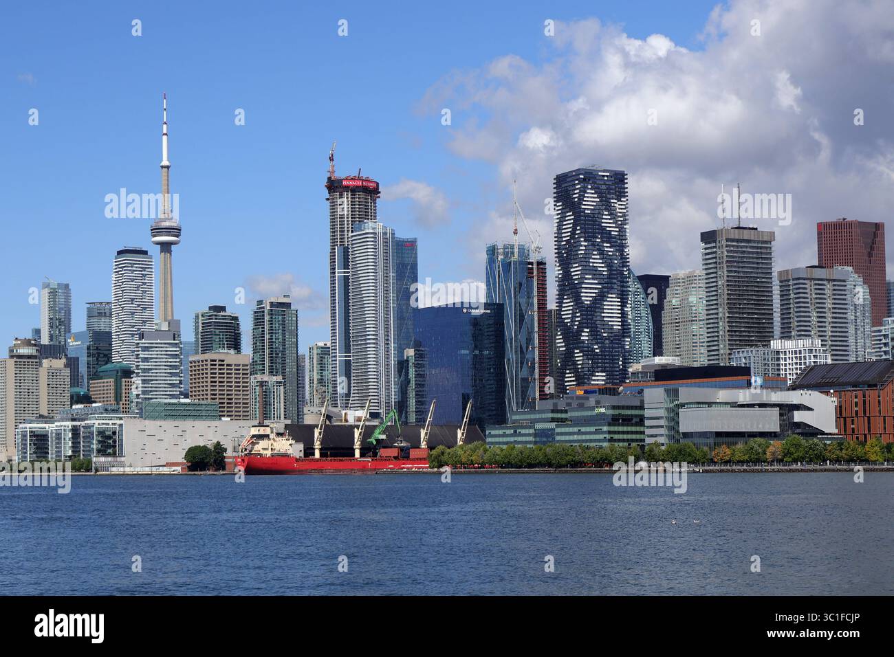 Il lungofiume del lago Ontario di Toronto e lo skyline del centro città sono visti da est Foto Stock