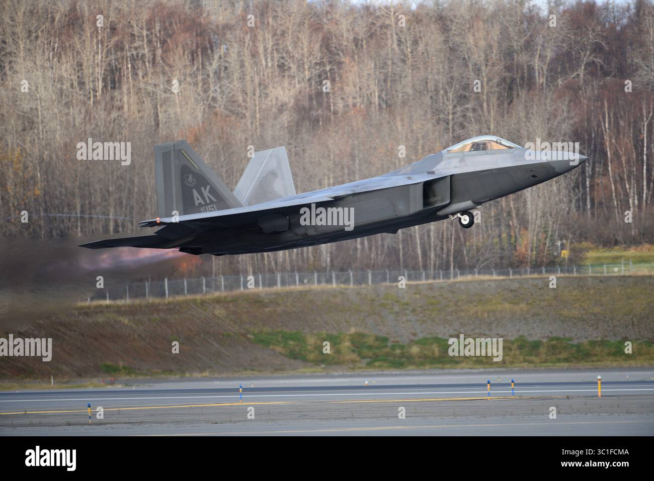 Un F-22 Raptor della U.S. Air Force utilizza il after Burner mentre decolla dalla pista presso Joint base Elmendorf-Richardson, Alaska, 26 ottobre 2018. L'F-22 Foto Stock