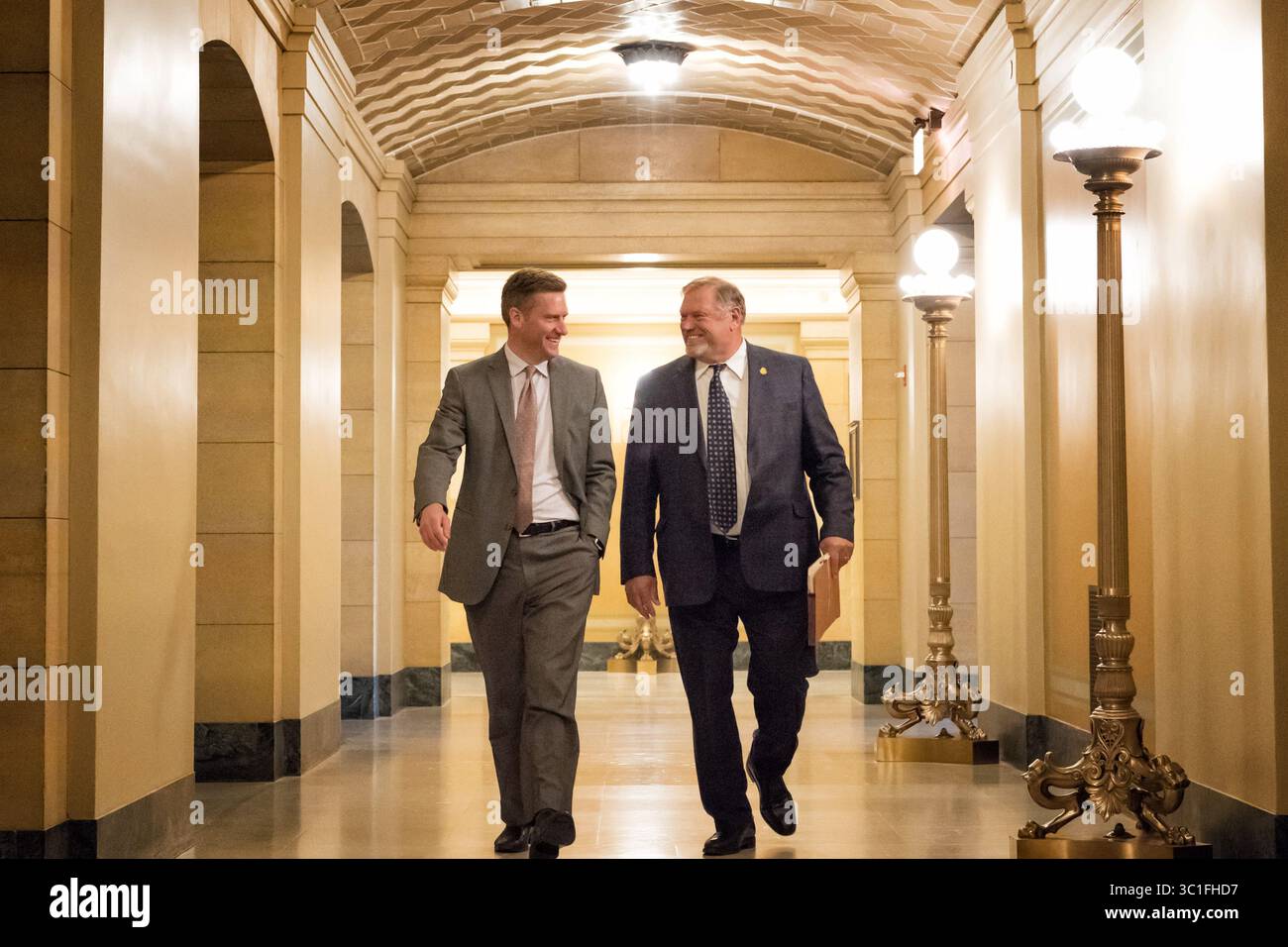 16 maggio 2017 - St. Paul, Minnesota, Stati Uniti - il presidente della camera Repubblicana Kurt Daudt e il leader della minoranza del Senato del DFL Tom Bakk hanno sorriso mentre camminavano insieme alla sala del governo del Governatore per il secondo ciclo di negoziati sul bilancio martedì. Sono usciti dicendo di aver fatto qualche progresso e si sono riuniti di nuovo nel pomeriggio. Martedì 16 maggio 2017 (immagine di credito: Glen Stubbe/Minneapolis Star Tribune/TNS via ZUMA Wire) Foto Stock
