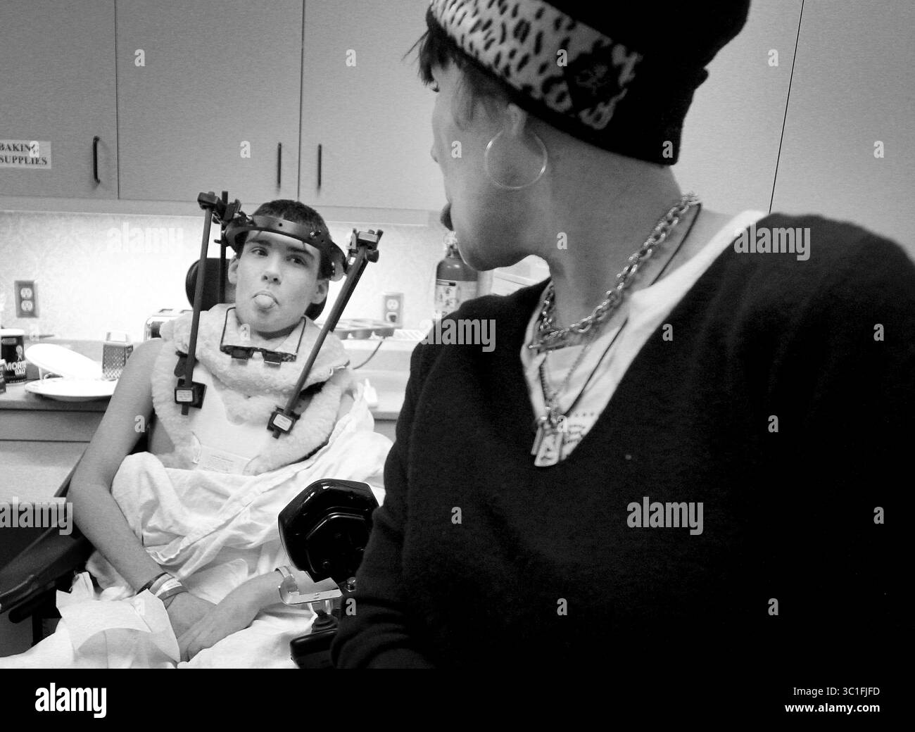 8 marzo 2012 - St. Paul, Minnesota, Stati Uniti - 8 marzo 2012 Ð Jack Jablonski e sua madre Leslie hanno condiviso un momento spensierato durante una sessione di cucina in riabilitazione delle polpette svedesi del cibo preferito di Jack. , 8 marzo 2012, sorella Kenny, Minneapolis, Minn, Jack Jablonski, riabilitazione per preparare polpette svedesi con mamma, / quarti di finale all'Xcel Energy Center, BSM vs. Edina, Final BSM ha battuto Edina 3-2. (Immagine di credito: Carlos Gonzalez/Minneapolis Star Tribune/TNS via cavo ZUMA) Foto Stock