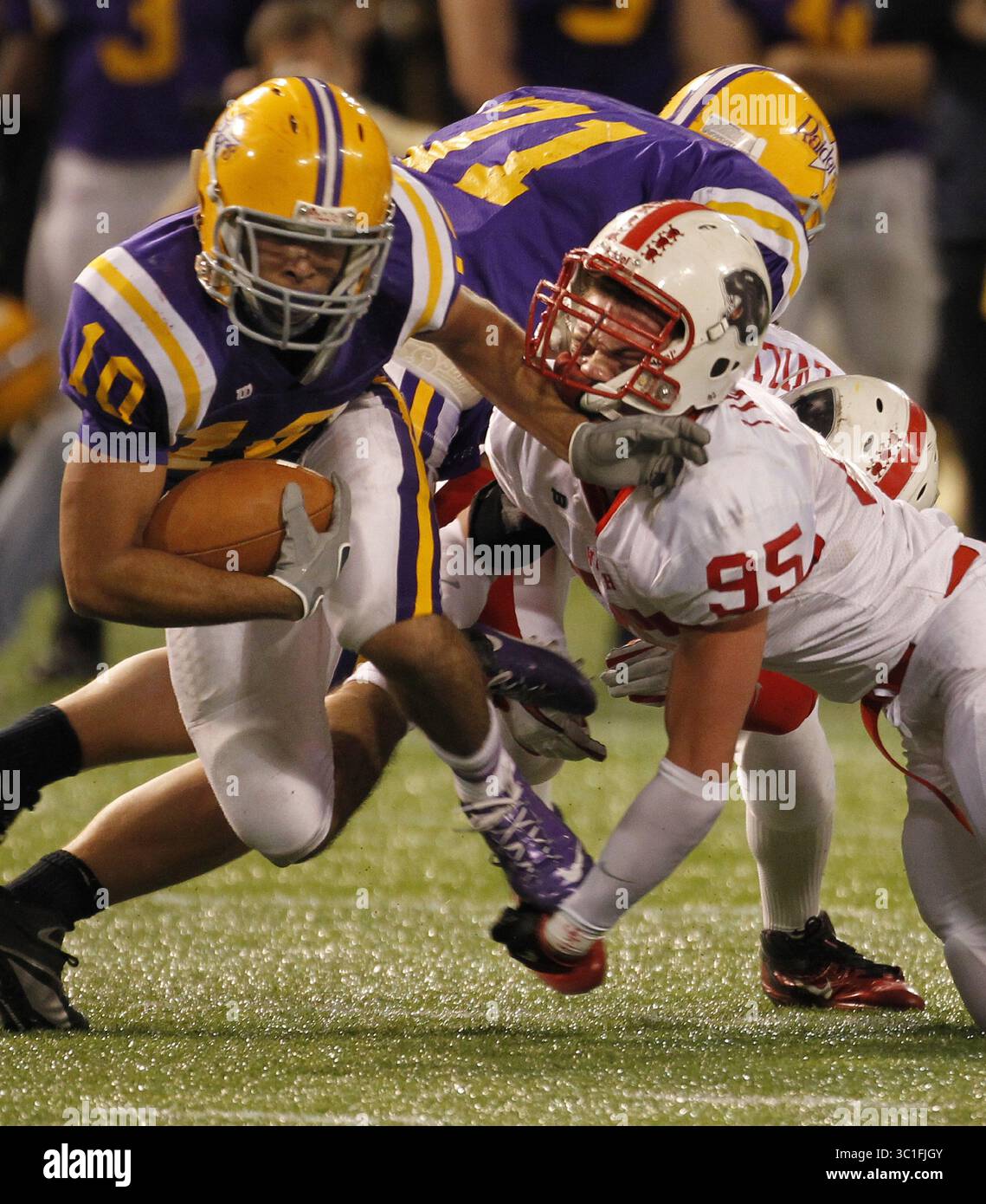 11 novembre 2011 - Minneapolis, Minnesota, Stati Uniti - Runningback, CJames Onwualu, 10, Cretin Derham-Hall si tuffa per yard attraverso il difensore di lakeville, Alex Wood, 95 anni, durante il quarto quarto quarto d'azione venerdì al Metrodome classe 5A quarti di finale. Lakeville North vs Cretin Derham-Hall. I razziatori hanno vinto 25, 22. [ ì¢‐ âÂå¢   incarico  #20020579A  11 novembre 2011   SLUG: Pep1112  INFORMAZIONI AGGIUNTIVE: Nome CQ per registro (immagine di credito: Tom Wallace/Minneapolis Star Tribune/TNS via ZUMA Wire) Foto Stock