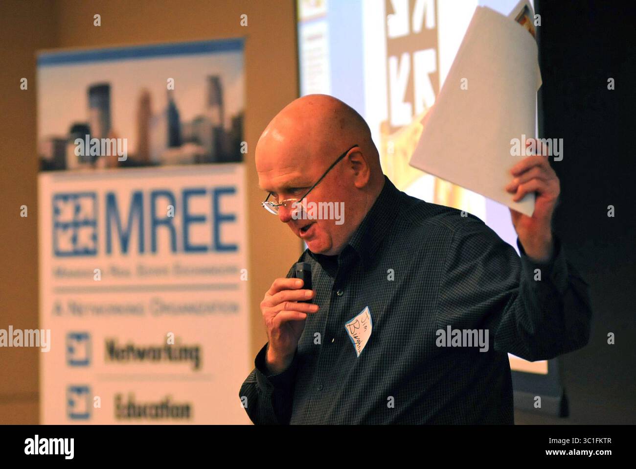 17 ottobre 2012 - Edina, Mn, Stati Uniti - Jim Bingham di Redwing ha tenuto un elenco di proprietà Have /Want durante una sessione di scambio. Il Minnesota Real Estate Exchangors, un gruppo di professionisti del settore immobiliare, festeggia quest'anno il suo 50° anniversario. Il gruppo è noto per il suo scambio tra i membri in ogni riunione. In questo scambio, moderato dal presidente del MREE Neil Friedman, gli intermediari immobiliari e i finanziatori fanno presentazioni per conto dei loro clienti con l'obiettivo di fare una partita e fare un accordo. /Star Tribune. , Edina Minn .mercoledì 10/17/12) (immagine di credito: Richard Sennott/mi Foto Stock