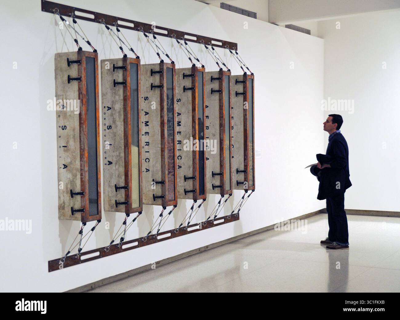 19 ottobre 2012 - Minneapolis, Mn, Stati Uniti - Minamalism's Evil Ortodossia Monocultura's totalitarian Esthetic # 1 di Ashley Bickerton mostra arte per la revisione della nuova installazione della collezione WAC nelle gallerie 1 - 3 /Star Tribune. , Minneapolis Minn venerdì 19/10/12) (immagine di credito: Richard Sennott/Minneapolis Star Tribune/TNS via ZUMA Wire) Foto Stock