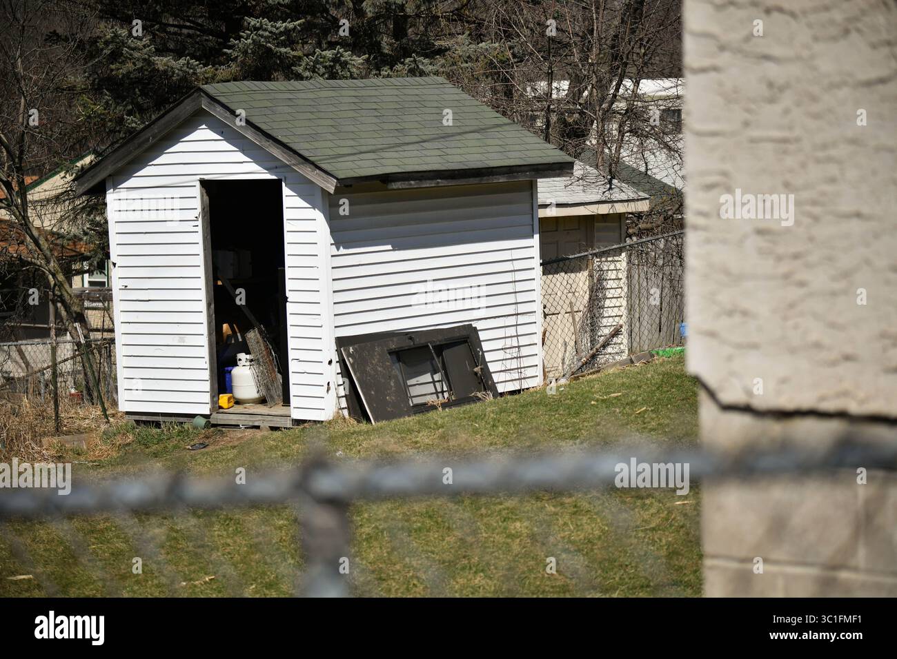 7 aprile 2017 - St Paul, Minnesota, Stati Uniti - i vicini hanno detto che un uomo e un bambino sono stati trovati e rimossi da questo capannone dietro il 1457 di Clarence St. Dalla polizia venerdì mattina presto. Venerdì 7 aprile 2017 tre persone sono state uccise a morte e una quarta vittima è stata gravemente ferita in una sparatoria di prima mattina in un condominio nel quartiere St. PaulÕs Payne-Phalen, con un sospetto in custodia e l'altro morto, la polizia ha detto... Anche un bambino è stato prelevato dall'edificio al 1600 isolato di English Street. La polizia che usa i cani K-9 ha trovato la ragazza di 18 mesi e un sospetto nascosto in un capanno vicino circa 2 ore Foto Stock