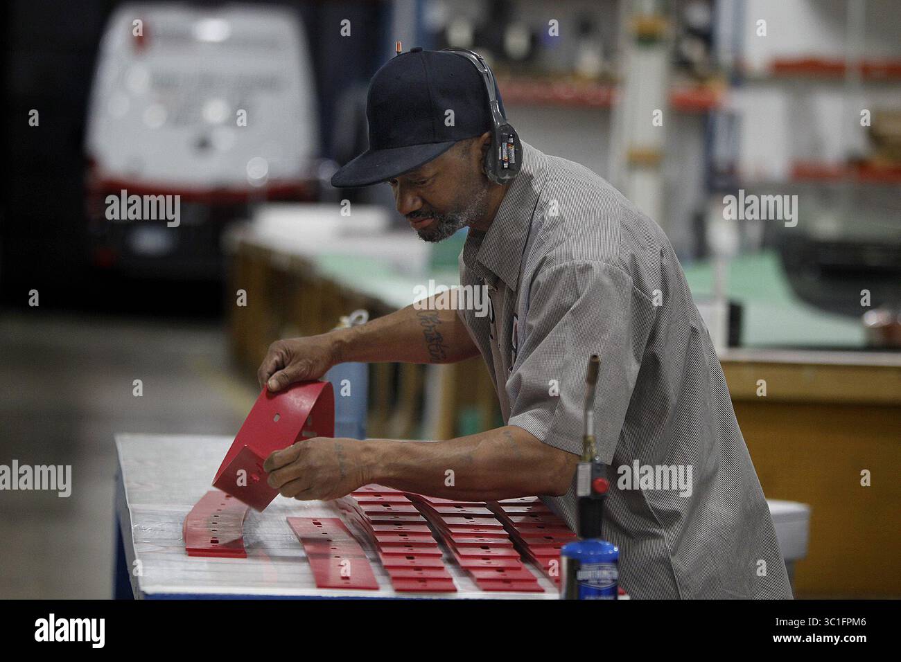 31 ottobre 2012 - Plymouth, MN, Stati Uniti - il dipendente del Midwest Rubber Service & Supply Kelvin Adams ha lavorato alla produzione di spatola in gomma Linatex, che vengono utilizzati in grandi macchine per la pulizia dei pavimenti, mercoledì 31 ottobre 2012 a Plymouth, Minnesota. L'azienda è stata vittima di violazioni dei marchi che hanno messo fuori uso i suoi prodotti in gomma durevoli con falsi economici. Di conseguenza, circa il 50% dell'azienda a conduzione familiare è stato influenzato. La piccola azienda sta ora combattendo contro avvocati di tutto il mondo e miglioramenti della progettazione che ostacolano i contraffattori. (/STAR TRIBUNE) (immagine di credito: Elizabeth Flores/Minn Foto Stock